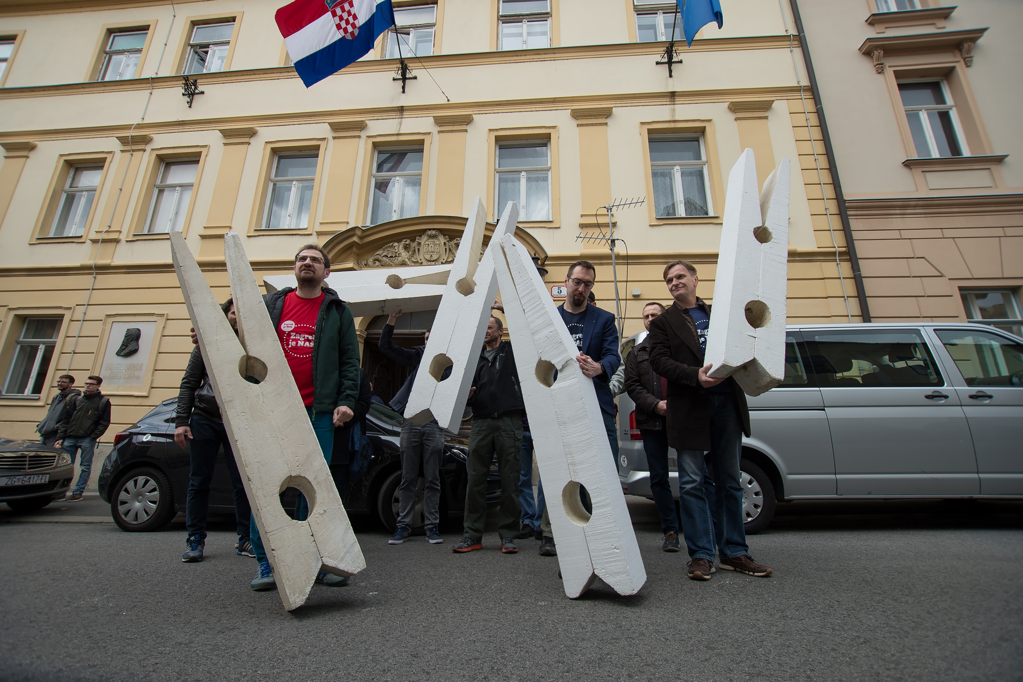 Ispred Gradske skupštine s velikim kvačicama ukazali smo na problem smrada s Jakuševca i ponudili rješenja za pitanje odlaganja otpada